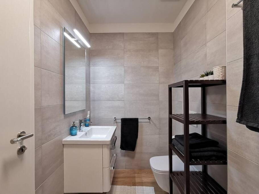 Experience The Loft! Loft 18, Downtown, Near The Lake Free Parking Available Lugano Bagian luar foto